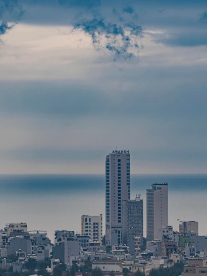 Thành phố Đà Nẵng như "bồng bềnh" giữa biển, trời và mây trong sáng 2/12.