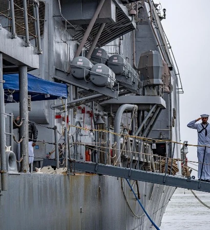 Thủy thủ tàu USS Robert Smalls chào đón các phóng viên tham gia tác nghiệp trong sáng ngày 10/12.