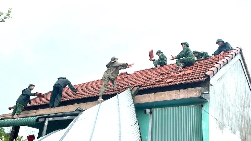 Đồn Biên phòng Phong Hải (Bộ Chỉ huy Quân sự thành phố Huế) đã phối hợp với các lực lượng chức năng giúp dân khắc phục hậu quả.