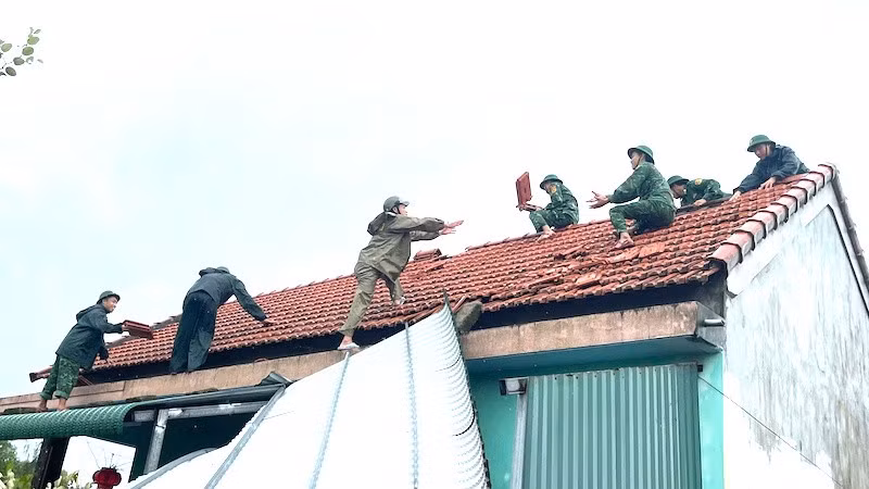 Đồn Biên phòng Phong Hải (Bộ Chỉ huy Quân sự thành phố Huế) đã phối hợp với các lực lượng chức năng giúp dân khắc phục hậu quả.