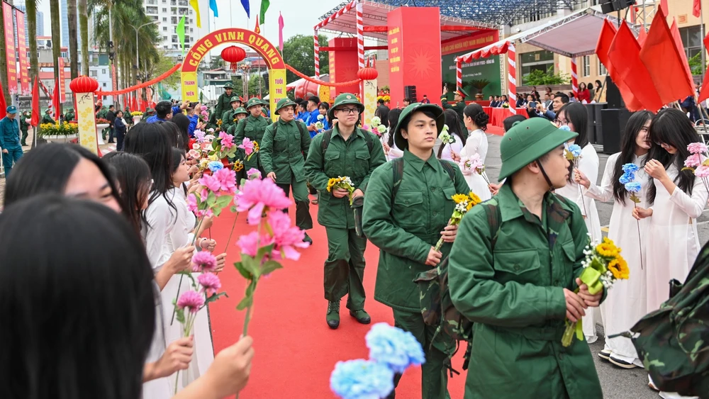 Các tân binh lên đường nhập ngũ.