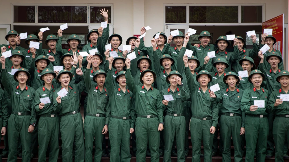 Chiến sĩ mới Trung đội 14, Đại đội 15 (Tiểu đoàn 4, Lữ đoàn 144, Bộ Tổng tham mưu) hân hoan cầm trên tay phiếu cử tri ở đơn vị.