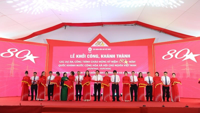 Các đại biểu thực hiện nghi thức khánh thành công trình Trạm biến áp 500kV Vĩnh Yên và đường dây đấu nối. (Ảnh: LÊ CHI)