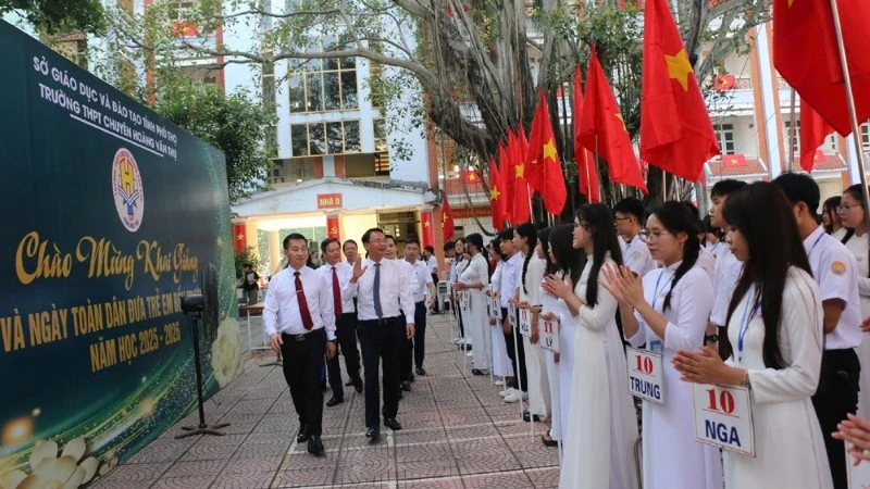 Bí thư Tỉnh ủy Phú Thọ Đặng Xuân Phong dự lễ khai giảng với thầy và trò Trường trung học phổ thông chuyên Hoàng Văn Thụ, phường Hòa Bình.