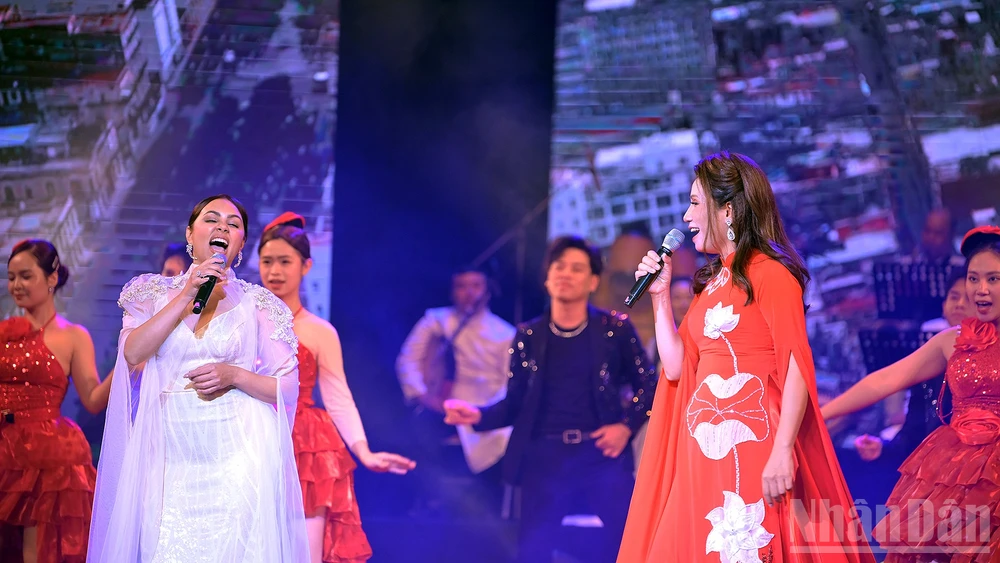 Các nghệ sĩ Việt Nam và Cuba song ca bài hát "Guantanamera" trên sân khấu chương trình.