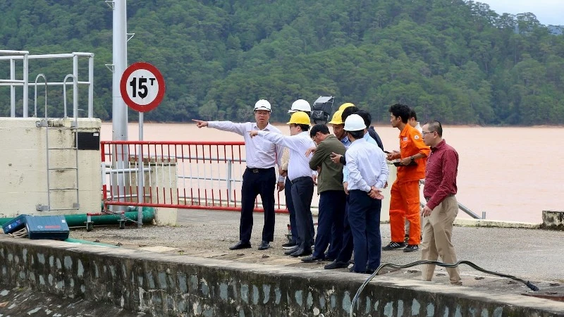 Đoàn công tác Bộ Công thương kiểm tra thực tế tại các hồ chứa trên địa bàn tỉnh Lâm Đồng. 