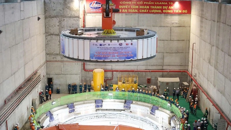 Lắp đặt thành công rotor tổ máy số 2-Dự án thủy điện Hòa Bình mở rộng. (Ảnh: LÊ CHI)