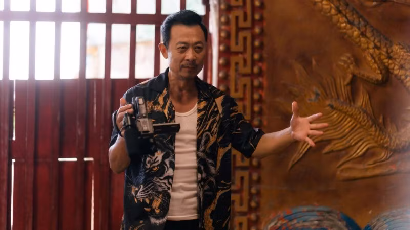 Danh hài Vân Sơn vào vai đạo diễn Tâm OK trong phim. (Ảnh: ĐOÀN PHIM CUNG CẤP)