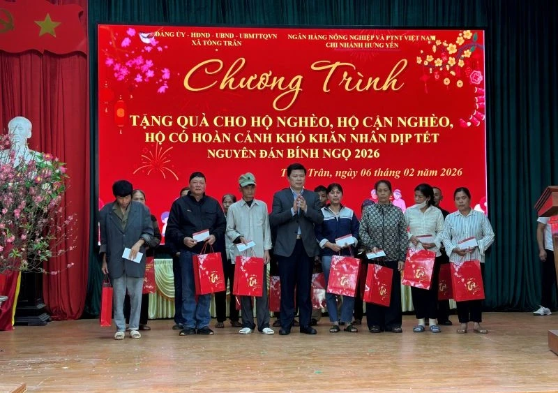 Lãnh đạo tỉnh Hưng Yên trao tặng quà Tết cho hộ nghèo, hộ cận nghèo, hộ có hoàn cảnh khó khăn ở xã Tống Trân tỉnh Hưng Yên.