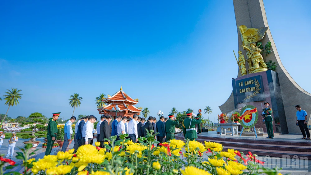 Đoàn công tác dâng hoa, dâng hương tưởng nhớ và tri ân các anh hùng liệt sĩ tại Nghĩa trang liệt sĩ Điện Bàn.