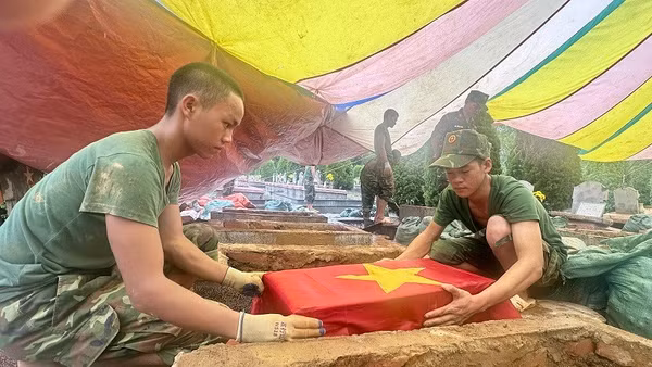 Sau khi hoàn thành lấy mẫu, các chiến sĩ thuộc Đội công tác lấy mẫu của Bộ chỉ huy quân sự tỉnh Điện Biên lại cẩn thận thực hiện công đoạn hoàn nguyên. 