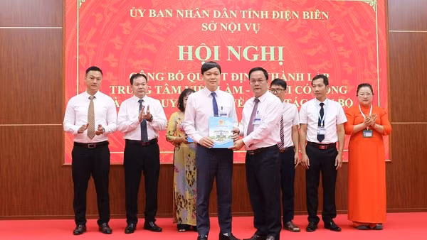 Đồng chí Nguyễn Tiến Đạt, Giám đốc Sở Nội vụ Điện Biên trao quyết định bổ nhiệm Giám đốc Trung tâm Việc làm-Người có công cho đồng chí Vũ Văn Mạnh. 