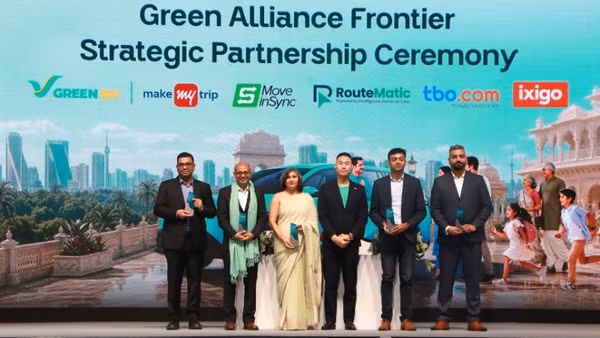 Đại diện Green SM cùng 5 đối tác ký MOU tại lễ ra mắt. (Ảnh: Ngọc Thúy/PV TTXVN tại Ấn Độ)