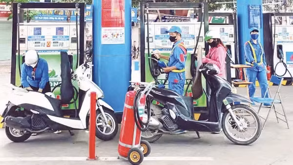 Người dân mua xăng E10 tại cửa hàng kinh doanh xăng dầu trên phố Thái Thịnh, Hà Nội. (Ảnh: ND)