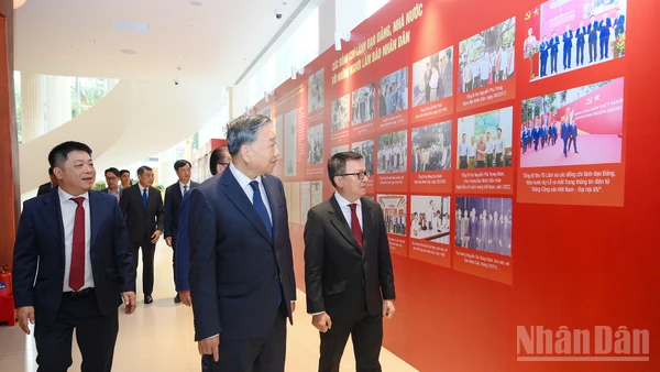 Tổng Bí thư Tô Lâm cùng các đại biểu tham quan trưng bày bên lề Lễ kỷ niệm 75 năm Ngày Báo Nhân Dân ra số đầu.