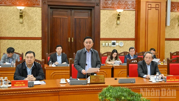 Thường trực Ban Bí thư Trần Cẩm Tú chủ trì cuộc họp.