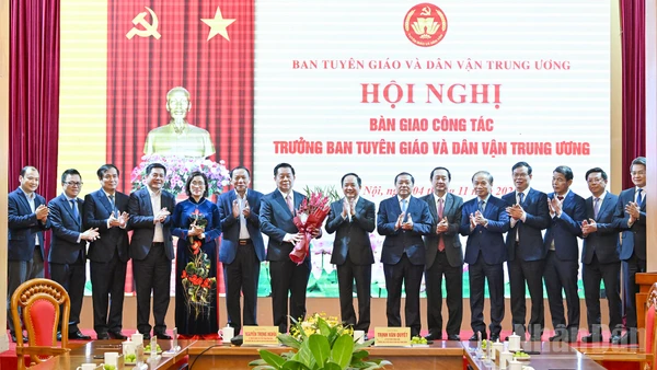 Lãnh đạo Ban Tuyên giáo và Dân vận Trung ương tặng hoa chúc mừng Đại tướng Nguyễn Trọng Nghĩa, Ủy viên Bộ Chính trị, Bí thư Trung ương Đảng, Ủy viên Ban Thường vụ Quân ủy Trung ương, Chủ nhiệm Tổng cục Chính trị Quân đội nhân dân Việt Nam.