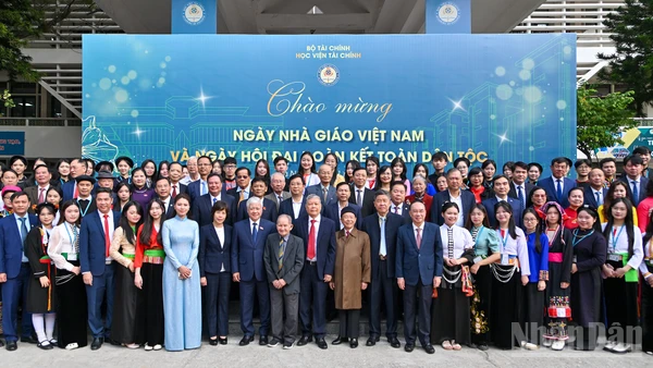 Phó Chủ tịch Quốc hội Đỗ Văn Chiến cùng các đại biểu và sinh viên Học viện Tài chính tại lễ kỷ niệm.