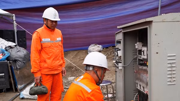 Công nhân Công ty Điện lực Điện Biên kiểm tra hệ thống bảng điện, bảo đảm cấp điện ổn định phục vụ sản xuất, kinh doanh và sinh hoạt của nhân dân trên địa bàn.