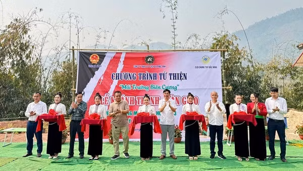 Đại diện các đơn vị tài trợ cùng cán bộ, giáo viên, nhân dân bản Huổi Lụ 3, xã Nà Hỳ cắt băng đưa công trình điểm trường mầm non Huổi Lụ 3 vào khai thác, sử dụng. (Ảnh: TRẦN YẾN)