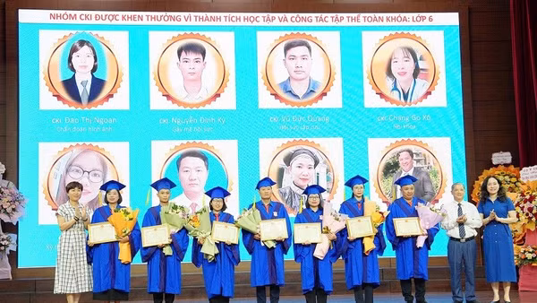 Các bác sĩ nhận bằng tốt nghiệp sau khi hoàn thành chương trình đào tạo theo Dự án 585 - "Thí điểm bác sĩ trẻ tình nguyện về vùng khó khăn". 