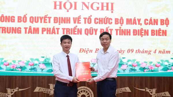 Đồng chí Lê Văn Lương, Chủ tịch Ủy ban nhân dân tỉnh Điện Biên (bên phải) trao quyết định bổ nhiệm Phó Giám đốc Trung tâm Phát triển quỹ đất tỉnh cho đồng chí Trần Quốc Long. 