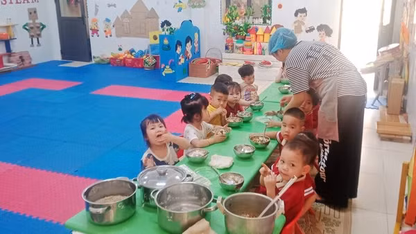 Ngày 10/4, hầu hết học sinh Trường mầm non Hòa Bình đã đi học và ăn trưa tại trường.