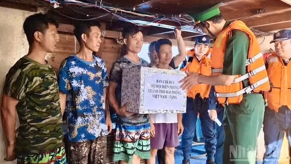Đại tá Nguyễn Đức Hạnh, Phó Chỉ huy trưởng, Tham mưu trưởng Bộ đội Biên phòng thành phố Hải Phòng, trao quà cho ngư dân Trung Quốc tại buổi bàn giao.