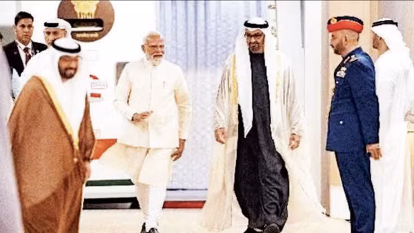 Hai nhà lãnh đạo Ấn Độ và UAE trước cuộc hội đàm ở Abu Dhabi.
