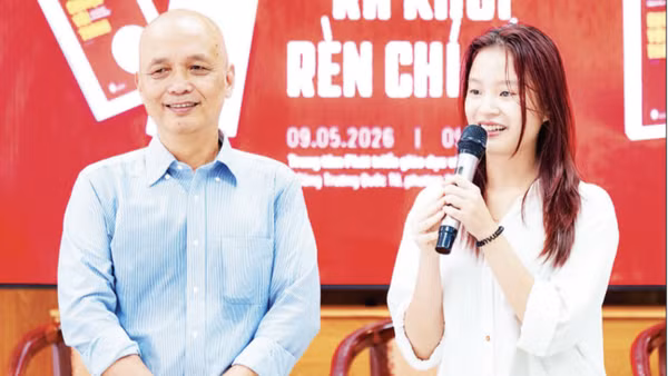 Tác giả Nguyễn Thành Nam cùng nhân vật “Thanh”.