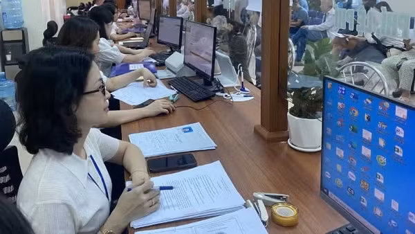 Cán bộ, công chức Trung tâm Phục vụ hành chính công phường Hải An, thành phố Hải Phòng, tích cực phục vụ nhân dân. (Ảnh: VĂN TOÁN-XUÂN TRƯỜNG)