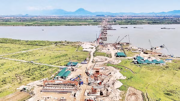 Cầu Hồng Hà, công trình trọng điểm vượt sông Hồng đang được các nhà thầu tập trung đẩy nhanh tiến độ thi công. (Ảnh: PHẠM CÔNG)