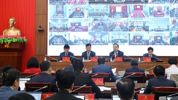 Các đồng chí lãnh đạo Tỉnh ủy Điện Biên chủ trì hội nghị lần thứ 6, Ban Chấp hành Đảng bộ tỉnh Điện Biên.