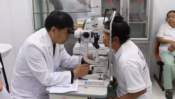 Các bác sĩ Đoàn công tác Vân Nam và Điện Biên tiến hành khám mắt cho người bệnh. 
