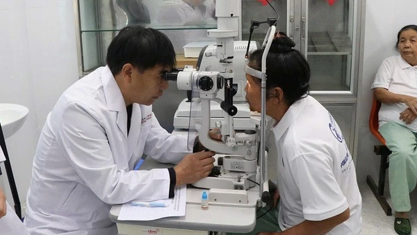 Các bác sĩ Đoàn công tác Vân Nam và Điện Biên tiến hành khám mắt cho người bệnh. 