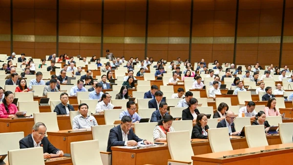 Quốc hội thảo luận tại hội trường về tình hình thực hiện dự toán ngân sách Nhà nước và kết quả thực hiện các nghị quyết của Quốc hội về phát triển kinh tế-xã hội. (Ảnh: THỦY NGUYÊN)