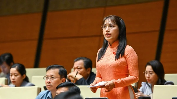 Đại biểu Châu Quỳnh Dao (Đoàn An Giang) bày tỏ lo lắng về những tác động tiêu cực của mạng xã hội đối với thanh, thiếu niên. (Ảnh: THỦY NGUYÊN)