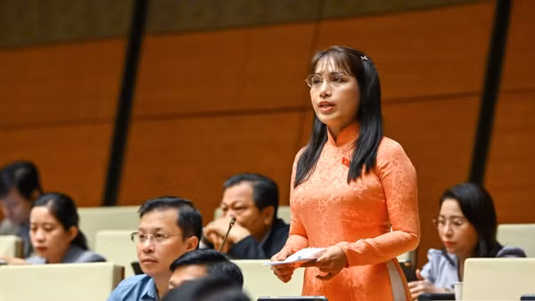Đại biểu Châu Quỳnh Dao (Đoàn An Giang) bày tỏ lo lắng về những tác động tiêu cực của mạng xã hội đối với thanh, thiếu niên. (Ảnh: THỦY NGUYÊN)