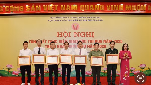 Lãnh đạo Ủy ban nhân dân tỉnh Cao Bằng trao Bằng khen tặng các tập thể thuộc cụm thi đua các tỉnh miền núi biên giới phía Bắc, có thành tích xuất sắc trong thực hiện phong trào thi đua.
