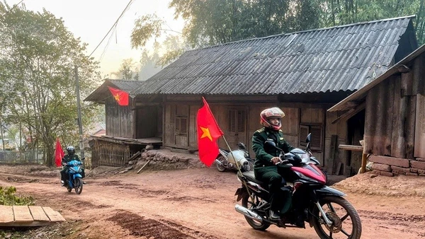 Cán bộ, chiến sĩ Đồn biên phòng Nậm Nhừ đem theo loa di động về từng bản tuyên truyền nội dung cuộc bầu cử đến nhân dân. 