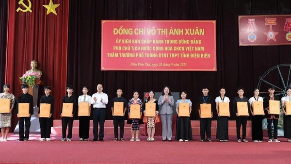 Phó Chủ tịch nước Võ Thị Ánh Xuân trao học bổng cho 30 học sinh là con em đồng bào các dân tộc thiểu số đang theo học tại Trường Phổ thông dân tộc nội trú tỉnh Điện Biên. 