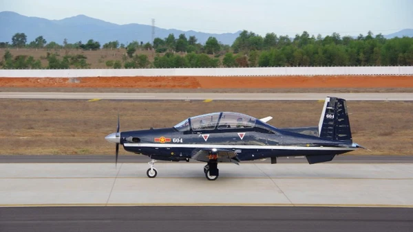 Trường đào tạo phi công với nhiều máy bay hiện đại.