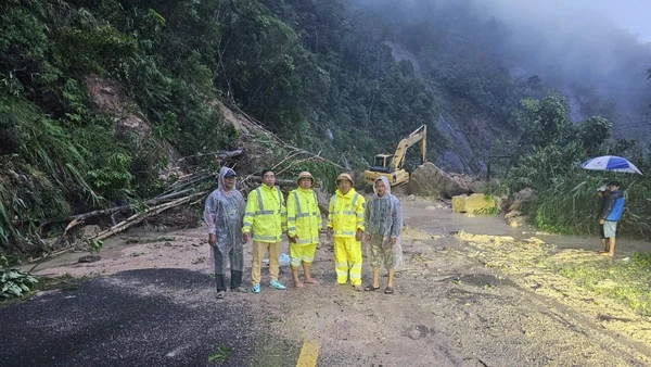 Lực lượng chức năng di dời đất đá sạt lở để cứu người mắc kẹt.