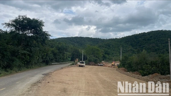 Quốc lộ 28B đoạn qua xã Phan Sơn.