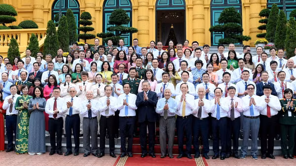 Tổng Bí thư, Chủ tịch nước Tô Lâm với các nhà báo tiêu biểu. (Ảnh: ĐĂNG KHOA)