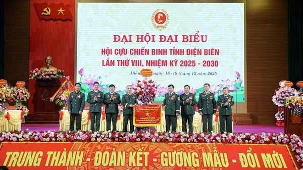 Lãnh đạo Trung ương Hội Cựu chiến binh Việt Nam trao Cờ thi đua xuất sắc năm 2025 cho Hội Cựu chiến binh tỉnh Điện Biên. 