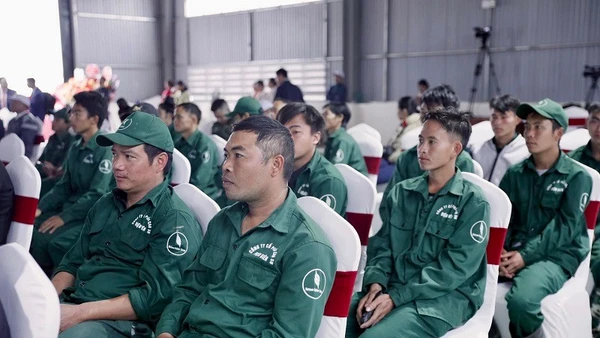 Công nhân Nhà máy chế biến mủ cao-su Điện Biên vô cùng xúc động khi chứng kiến Lễ cắt băng, khánh thành đưa Nhà máy vào hoạt động, kể từ ngày 19/12/2025.