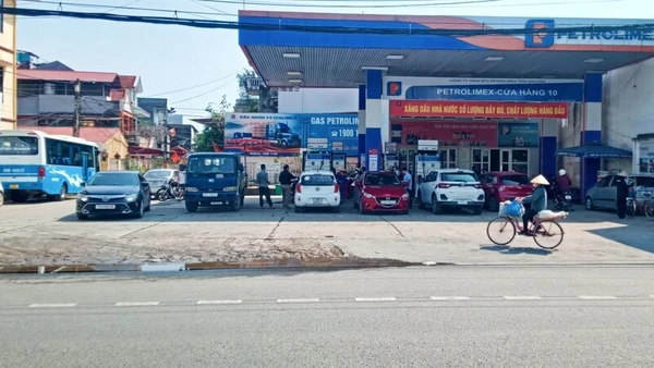Nhiều thời điểm, người dân đổ xô đi mua xăng, dầu tại các cửa hàng thuộc hệ thống Công ty Xăng dầu Thái Nguyên.