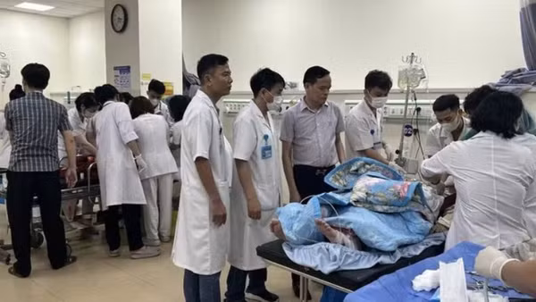 Bệnh viện đa khoa Vĩnh Phúc đang tiếp nhận, cứu chữa 4 nạn nhân trong vụ tai nạn.