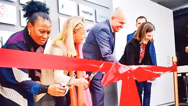 Đại diện EU và Liên minh châu Phi cắt băng khánh thành một trung tâm hợp tác về đổi mới sáng tạo ở Nam Phi.